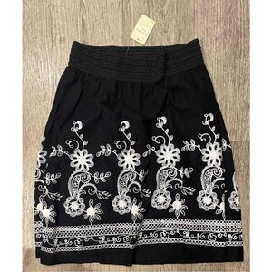 Studio West Apparel Black and White Stretchy Skirt Large Floral New